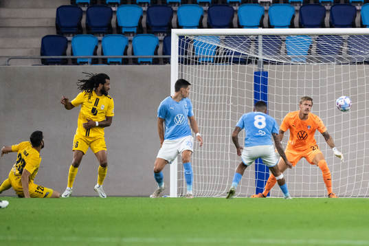 Samir Hadji of Diddeleng scores 1-2 behind goalkeeper Johan