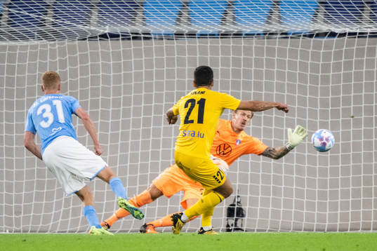 Dejvid Sinani of Diddeleng scores 2-2 behind goalkeeper