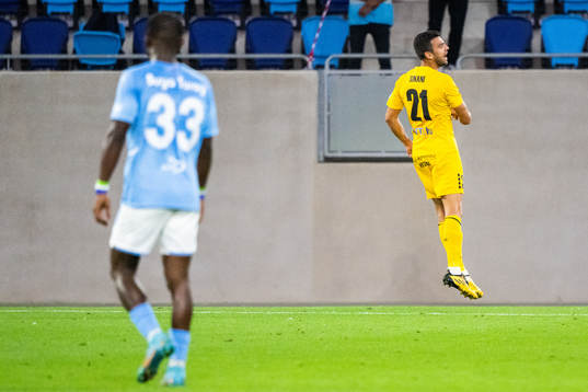 Dejvid Sinani of Diddeleng celebrate