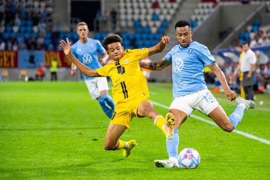 Evann Mendes of Diddeleng and Martin Olsson of Malmö