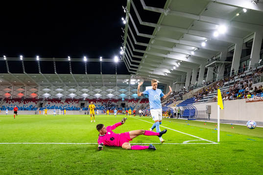 Goalkeeper Lucas Fox of Diddeleng and Søren Rieks of Malmö