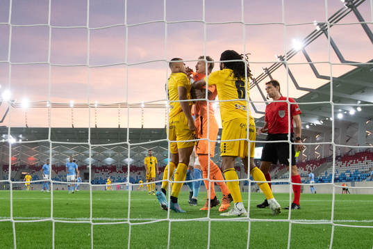Goalkeeper Johan Dahlin of Malmö FF argues with Magno De