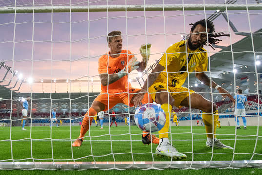 Goalkeeper Johan Dahlin of Malmö FF and Melito Cruz of