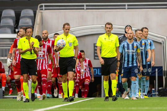 Referee Sascha Stegemann and players of Sepsi and