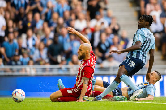 Joel Asoro of Djurgården and Branislav Ninaj of Sepsi