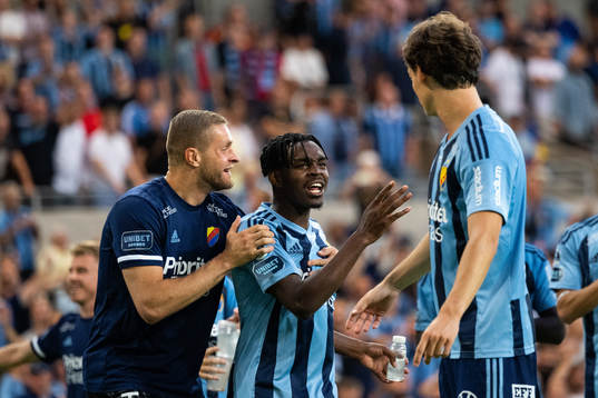 Joel Asoro of Djurgården celebrate