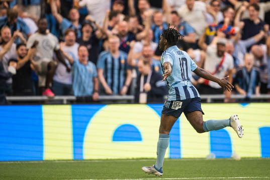 Joel Asoro of Djurgården celebrates scoring 3-1