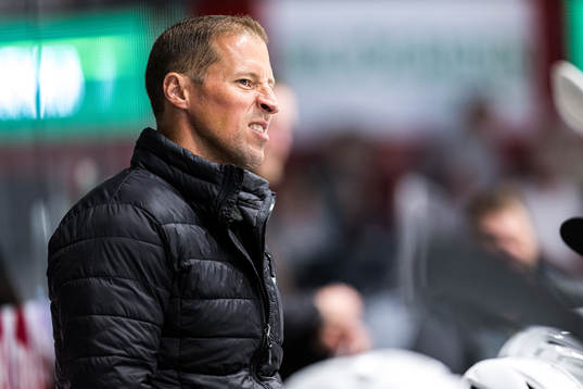 Rögles tränare Cam Abbott reagerar