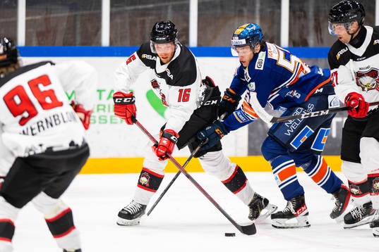 Malmö Redhawks Matias Lassen och Växjös Arvid Hurtig