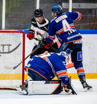 Malmö Redhawks Carl Persson hålls bort av Växjös Keegan