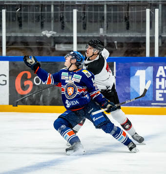 Växjös Viktor Bernhardtz och Malmö Redhawks Adam Ollas