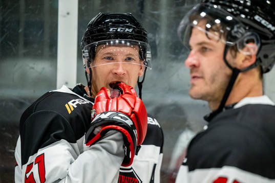Malmö Redhawks Emil Sylvegård jublar