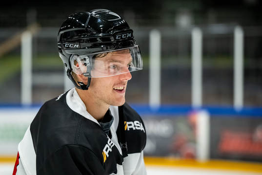 Malmö Redhawks Carl-Johan Lerby jublar