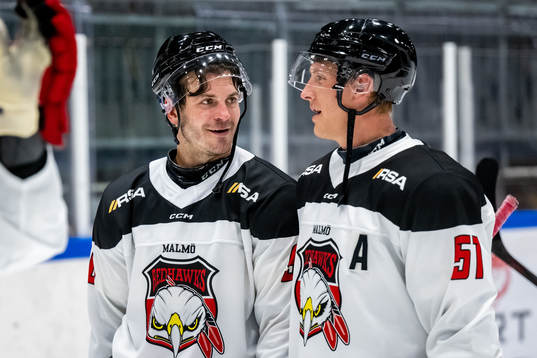 Malmö Redhawks Lance Bouma  och Emil Sylvegård jublar