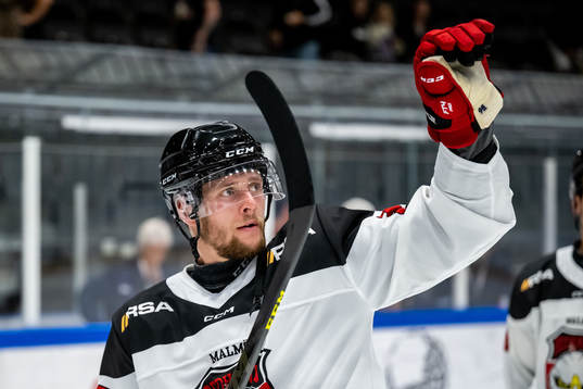 Malmö Redhawks Carl Persson jublar