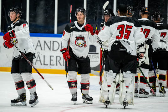 Malmö Redhawks Lance Bouma jublar tilsammans med