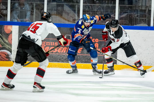 Växjös Keegan Lowe  och Malmö Redhawks Pathrik Westerholm