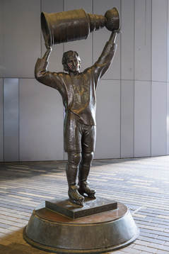 A Wayne Gretzky statue outside Rogers Place