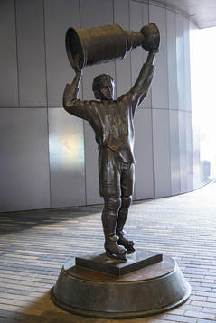 A Wayne Gretzky statue outside Rogers Place