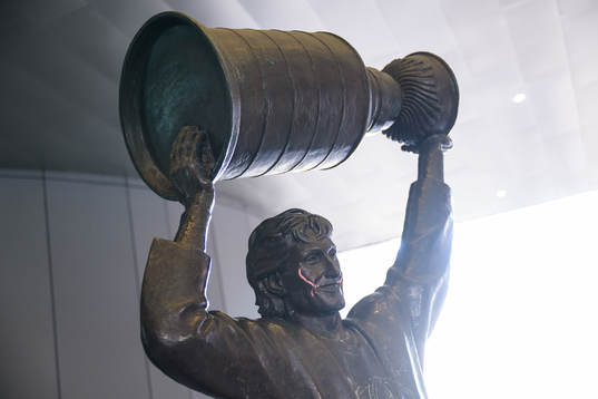 A Wayne Gretzky statue outside Rogers Place