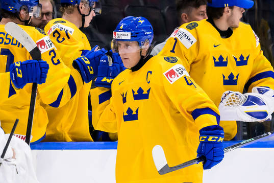 Bläddra bland fler bilder av 2022 IIHF World Junior Championship, day 4, Austria - Sweden
