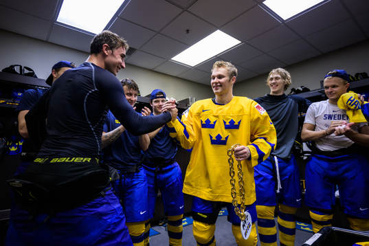 Daniel Torgersson hands over an internal prize to Fabian