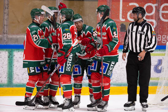 Frölundas Ryan Lasch jublar med lagkamrater