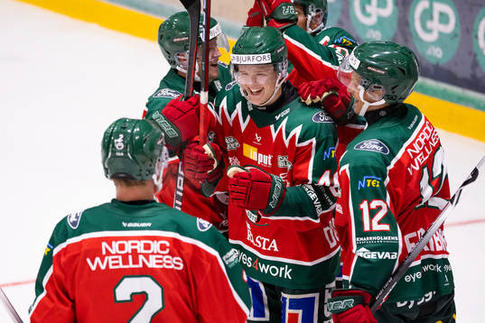Frölundas Liam Dower Nilsson jublar med lagkamrater