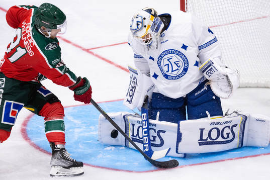 Frölundas Ryan Lasch med ett avslut som Leksands målvakt