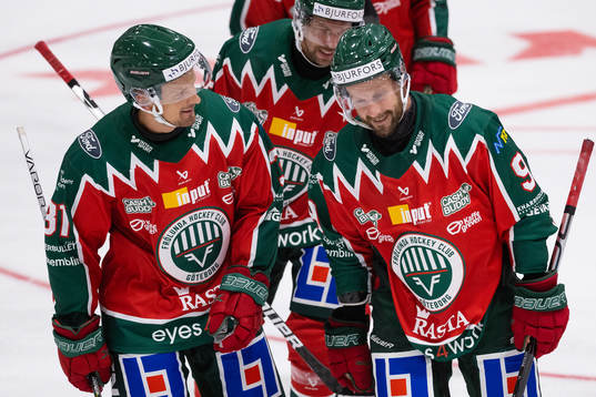 Frölundas Nicklas Lasu och Jan Mursak jublar