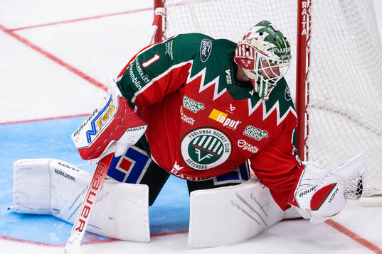 Frölundas målvakt Lars Johansson med en räddning