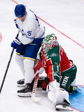 Leksands Jonas Ahnelöv oroar framför Frölundas målvakt