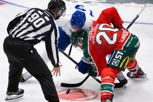 Leksands Jon Knuts tekar mot Frölundas Joel Lundqvist