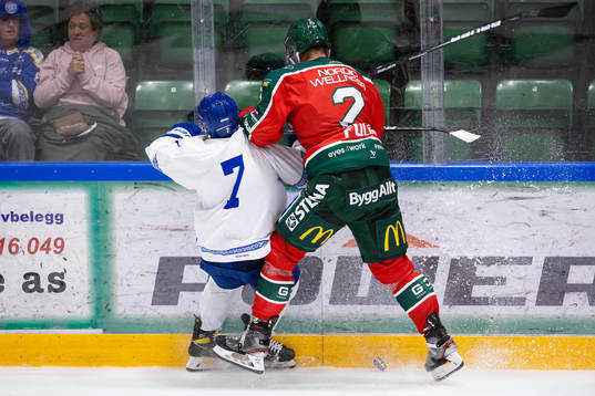 Leksands Marcus Karlberg tacklas av Frölundas Christian