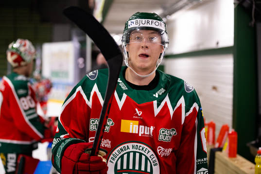 Frölundas Filip Hasa innan  ishockeymatchen i Strömstad