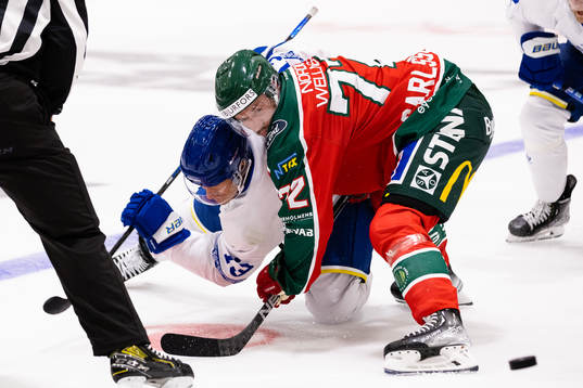Leksands Jon Knuts tekar mot Frölundas Patrik Carlsson