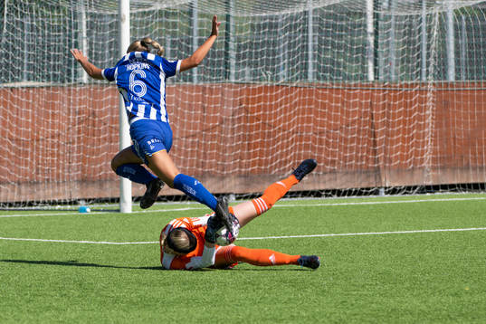IFK Göteborgs Filippa Hopkins och Lerums Målvakt Clara