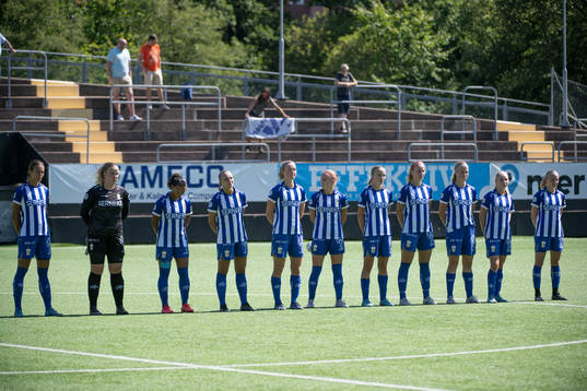 IFK Göteborgs lag innan fotbollsmatchen i damernas
