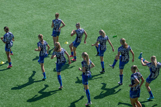 IFK Göteborgs spelare värmer upp innan fotbollsmatchen i