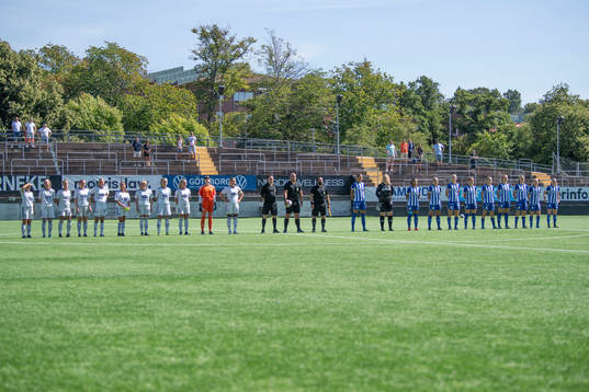 Uppställning av de båda lagen innan fotbollsmatchen i