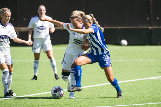 Lerums lagkapten Stella Alvstad och IFK Göteborgs Filippa