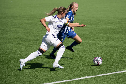 Lerums lagkapten Stella Alvstad och IFK Göteborgs Filippa