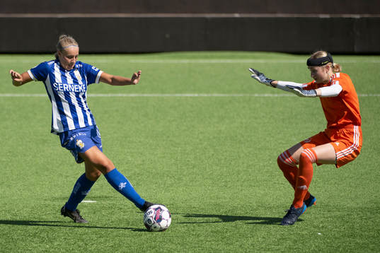 IFK Göteborgs Filippa Hopkins och Lerums Målvakt Clara
