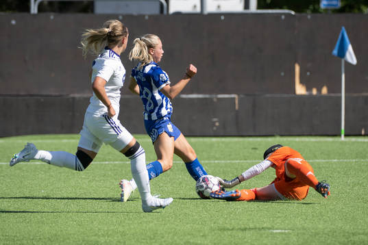 IFK Göteborgs Ebba Fjordskär och Lerums Målvakt Clara