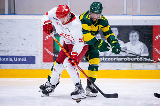 Björklövens Fredric Andersson i kamp om puck med Vaasa