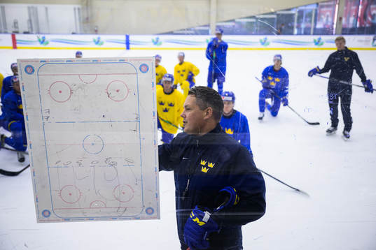 Head coach Tomas Montén of Sweden at a practice session