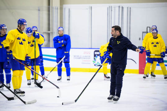 Assistant coach Todd Woodcroft of Sweden at a practice