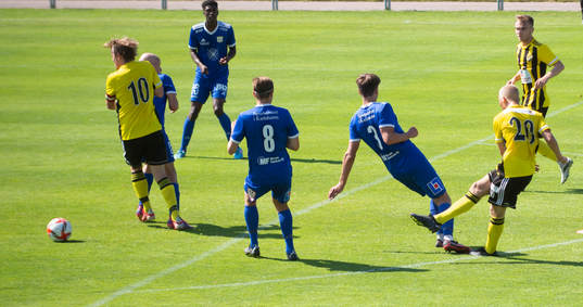 IFK Hässleholms Olle Kjellman Olblad skjuter 1-1 i matchen