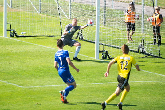 IFK Hässleholms  Isaac Holmberg skjuter invid stolpen men