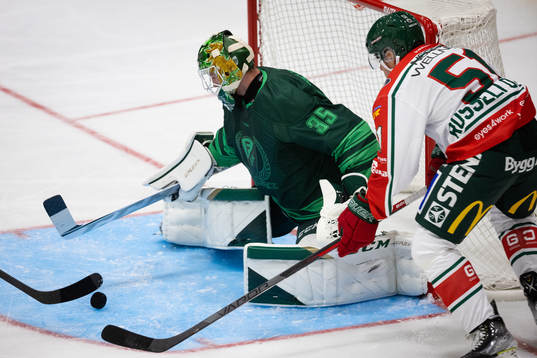 Färjestads målvakt Dennis Hildeby räddar ett avslut